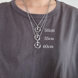 上品 シンプル 軽いメガネホルダー ネックレス 老眼鏡 サングラス  長さ カラー選べる 旅行 ドライブ アレルギー対応 3枚目の画像