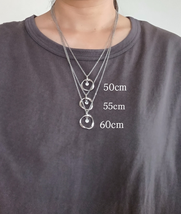 上品 シンプル 軽いメガネホルダー ネックレス 老眼鏡 サングラス  長さ カラー選べる 旅行 ドライブ アレルギー対応 3枚目の画像