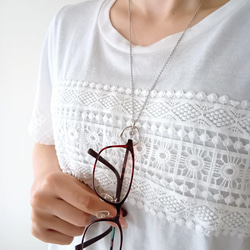 上品 シンプル 軽いメガネホルダー ネックレス 老眼鏡 サングラス  長さ カラー選べる 旅行 ドライブ アレルギー対応 4枚目の画像