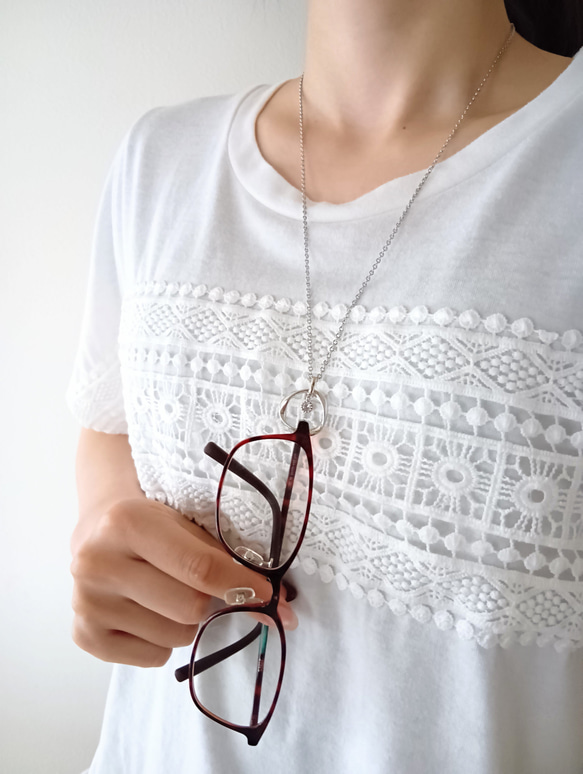 上品 シンプル 軽いメガネホルダー ネックレス 老眼鏡 サングラス  長さ カラー選べる 旅行 ドライブ アレルギー対応 4枚目の画像