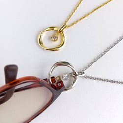 上品 シンプル 軽いメガネホルダー ネックレス 老眼鏡 サングラス  長さ カラー選べる 旅行 ドライブ アレルギー対応 1枚目の画像