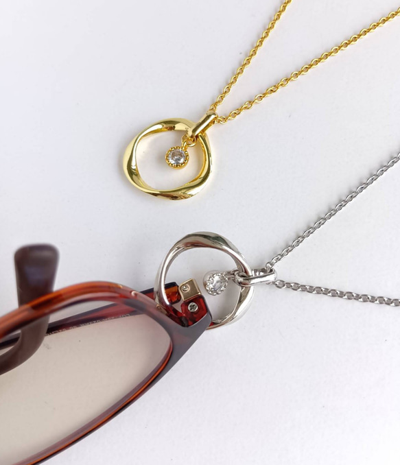 上品 シンプル 軽いメガネホルダー ネックレス 老眼鏡 サングラス  長さ カラー選べる 旅行 ドライブ アレルギー対応 1枚目の画像