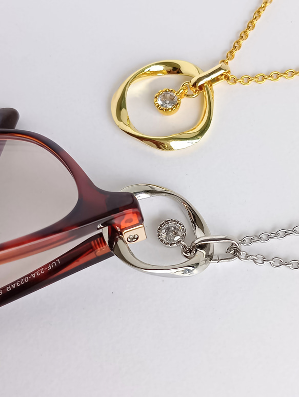 上品 シンプル 軽いメガネホルダー ネックレス 老眼鏡 サングラス  長さ カラー選べる 旅行 ドライブ アレルギー対応 6枚目の画像