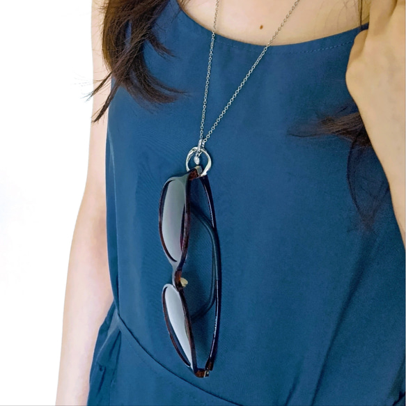 上品 シンプル 軽いメガネホルダー ネックレス 老眼鏡 サングラス  長さ カラー選べる 旅行 ドライブ アレルギー対応 7枚目の画像