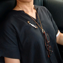 上品 シンプル 軽いメガネホルダー ネックレス 老眼鏡 サングラス  長さ カラー選べる 旅行 ドライブ アレルギー対応 2枚目の画像