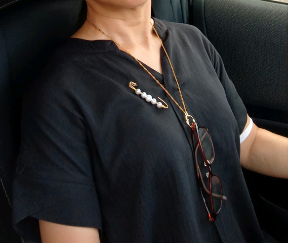 上品 シンプル 軽いメガネホルダー ネックレス 老眼鏡 サングラス  長さ カラー選べる 旅行 ドライブ アレルギー対応 2枚目の画像