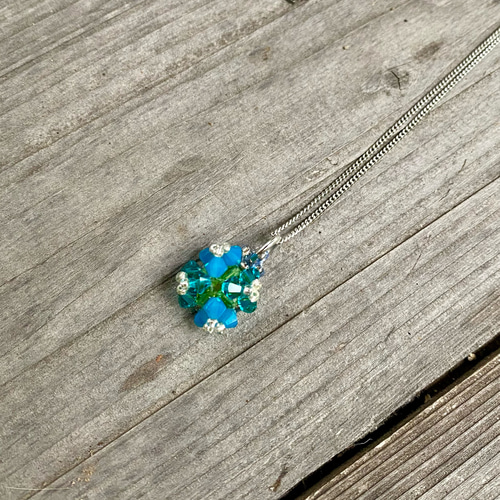 花のスワロフスキーネックレス(カリビアンブルーオパール&ブルー