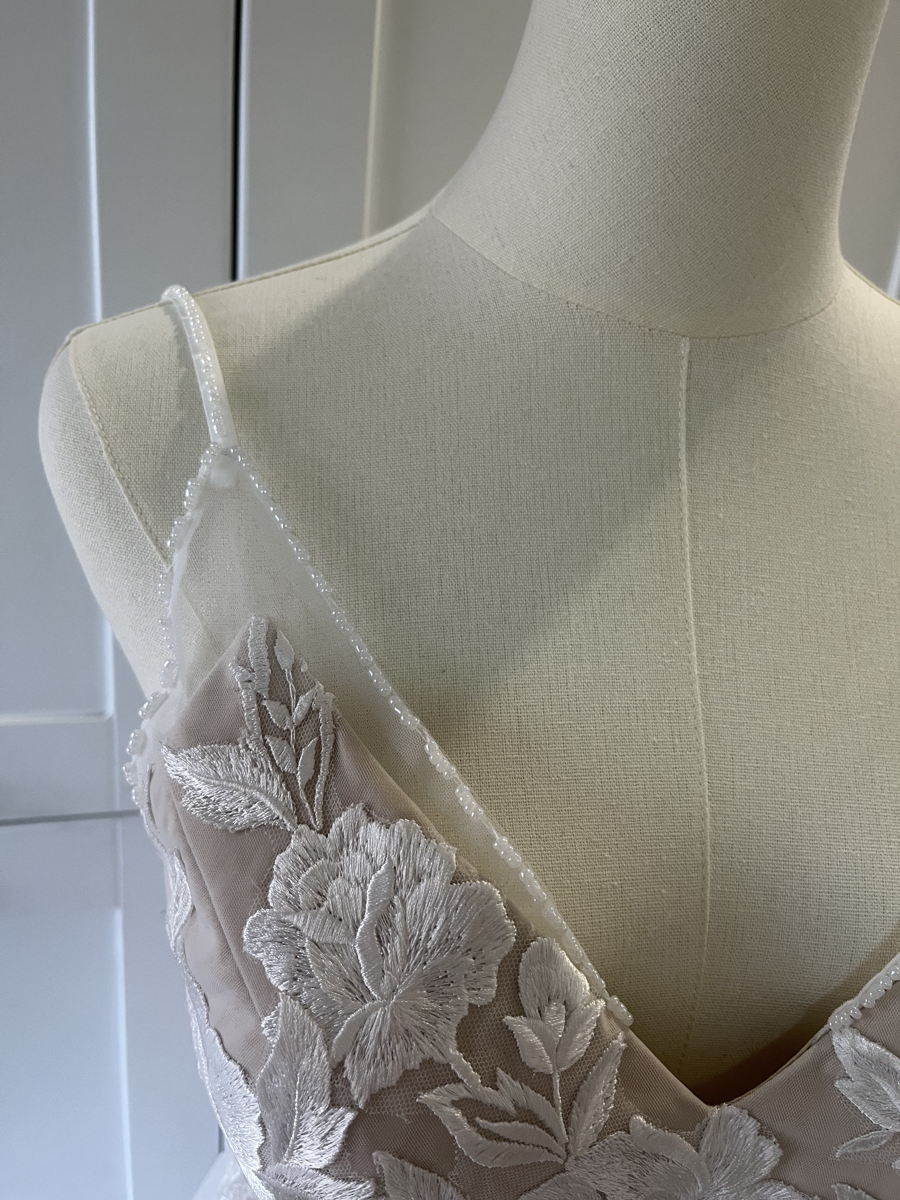 【 サイズ試し・生地色見本＆フレキシブルオーダーメイド】Vネック　レース　Aライン　ウェディングドレ　二次会