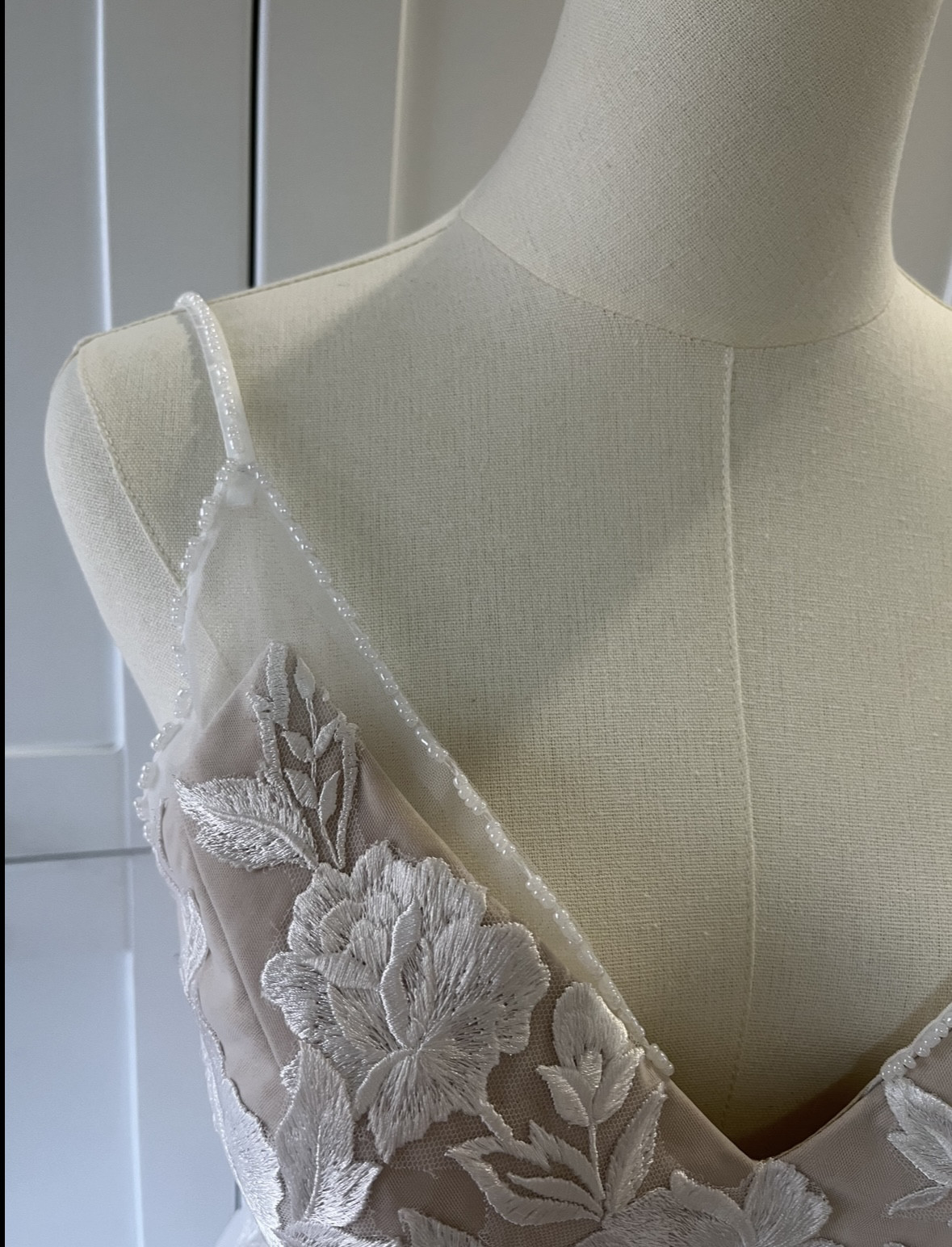 【 サイズ試し・生地色見本＆フレキシブルオーダーメイド】Vネック　レース　Aライン　ウェディングドレ　二次会