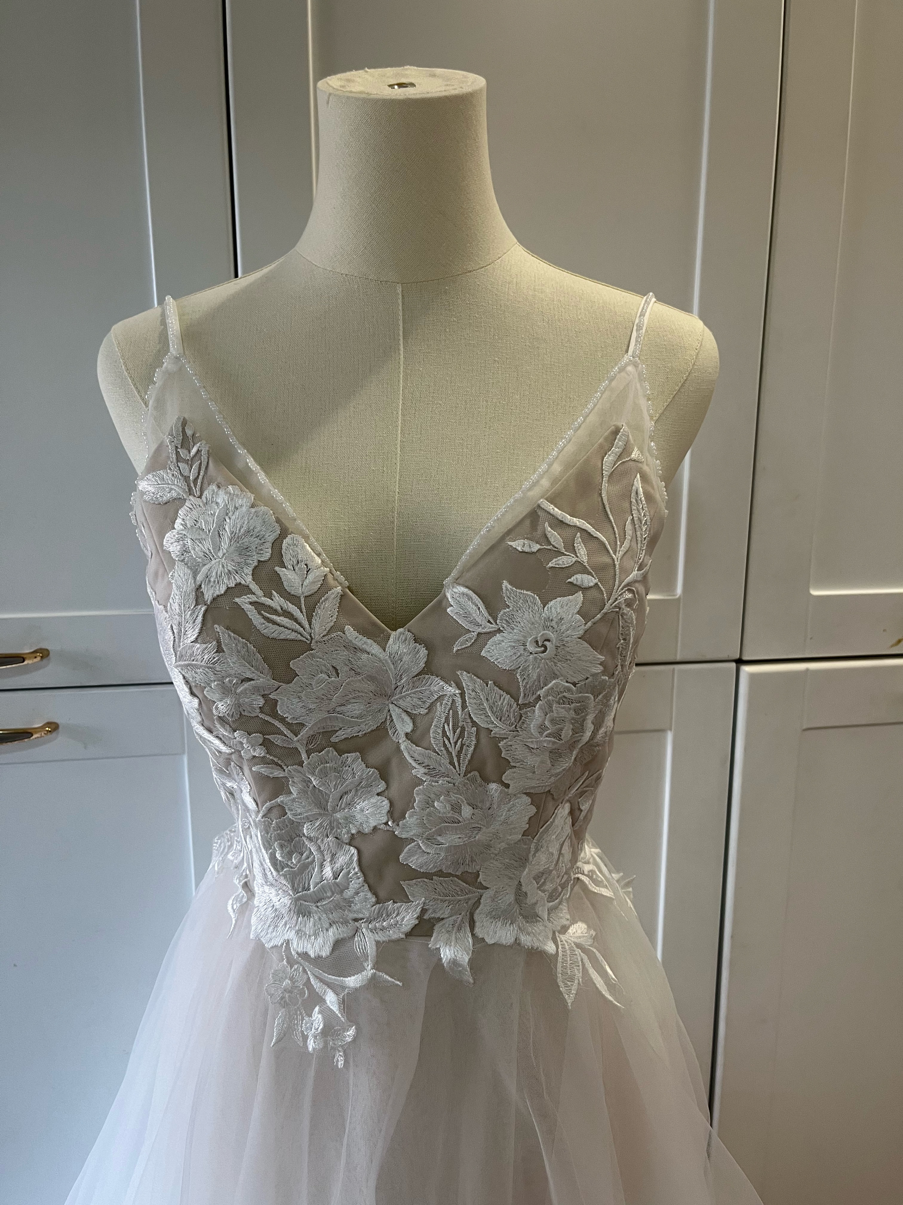 【 サイズ試し・生地色見本＆フレキシブルオーダーメイド】Vネック　レース　Aライン　ウェディングドレ　二次会