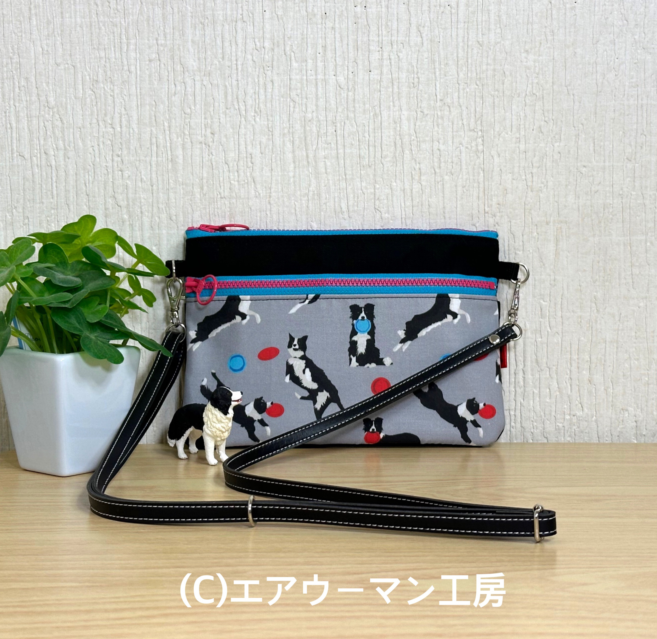 フリスビーをするボーダーコリーの輸入生地と黒い１１号帆布で作った入れ口ファスナーの横長スマホポシェット 4,316円