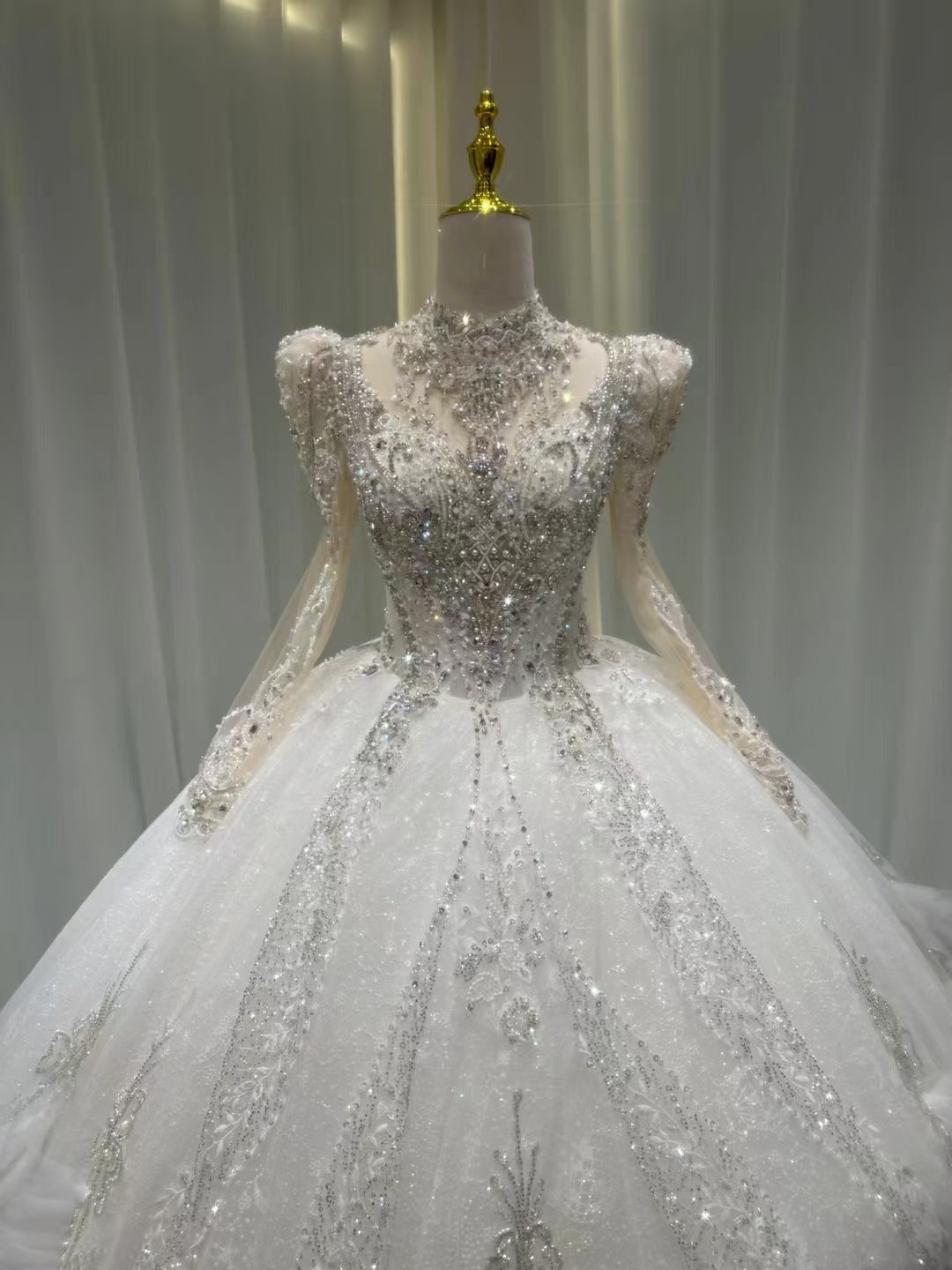 躊躇しない、今すぐ買う！長袖　お花飾り　ふんわりチュール　ロングトレーン　エレガント　前撮り/2次会挙式花嫁　ボリューム