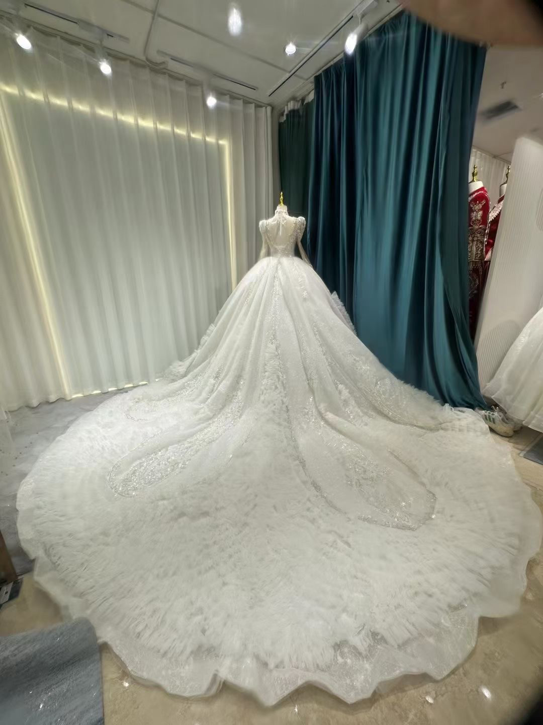 躊躇しない、今すぐ買う！長袖　お花飾り　ふんわりチュール　ロングトレーン　エレガント　前撮り/2次会挙式花嫁　ボリューム