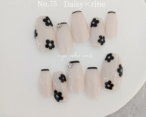 【オーダー】ネイルチップ　ネイビーホワイト韓国ワンホン　曲線うねうね　ニュアンス オーダー】ネイルチップ ネイビーホワイト韓国ワンホン 曲線