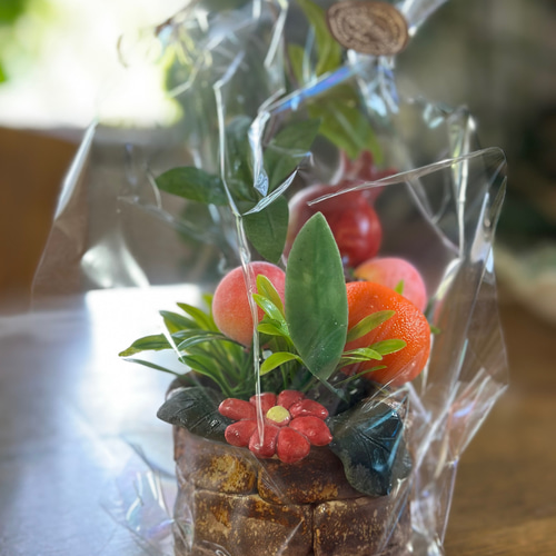 レンガ積み陶器に生けた縁起物♡みかん 桃 ざくろ三柑アレンジ その他
