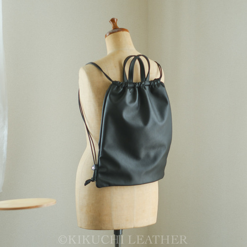 【HYKE】ＬＥＡＴＨＥＲ　ＫＮＡＰＳＡＣＫ　ナップサック　レザー WATERPROOF LEATHER》レザーナップサック black リュック・バック