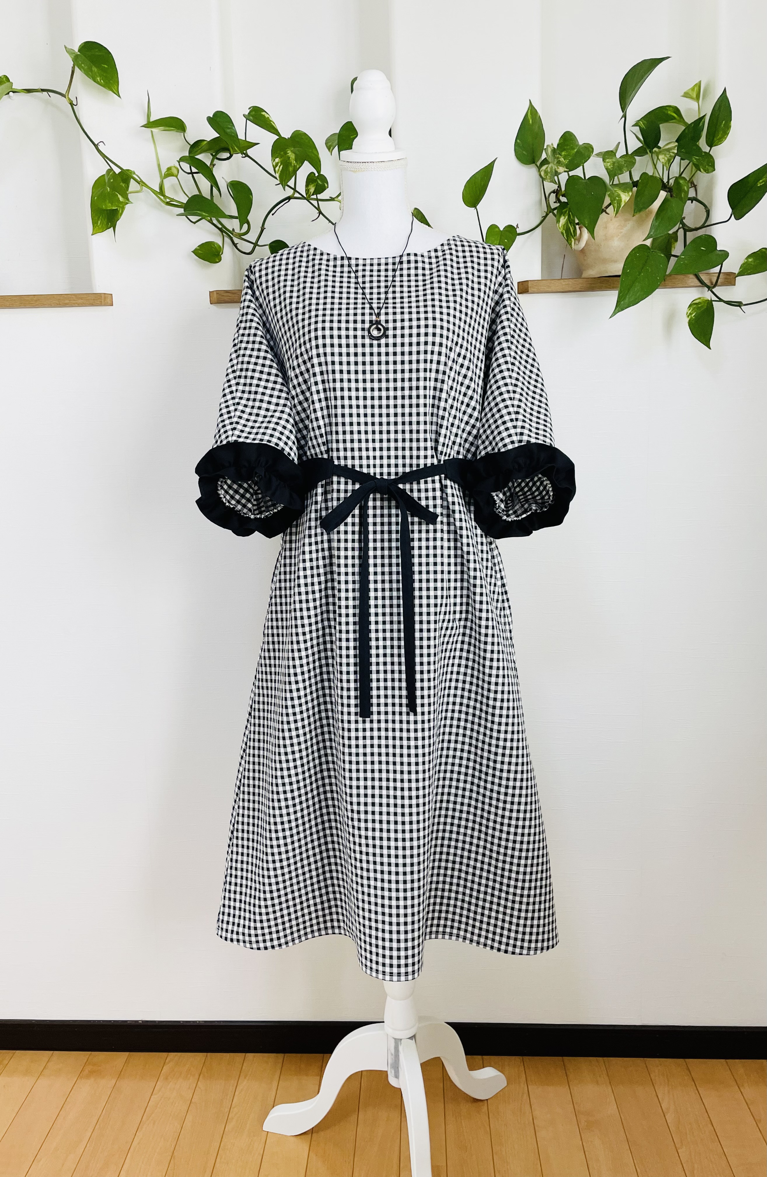 ギンガムチェック一点のみ送料無料❣️ドルマン袖フリル付きAラインのワンピース白×黒