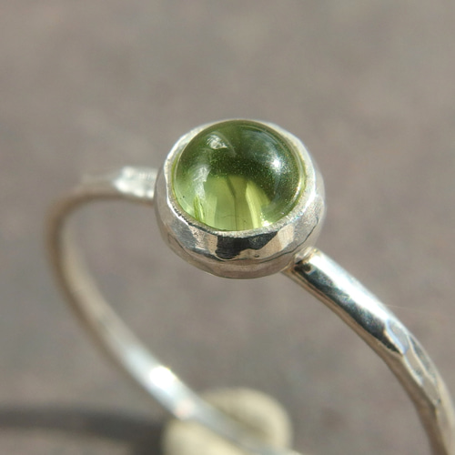 ペリドット一粒リング 【silver】 4㎜ カボション 8月の誕生石 指輪