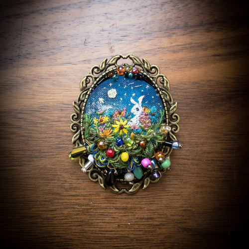 瞳に映る月刺繍ブローチ ブローチ hema 通販 17881772｜Creema