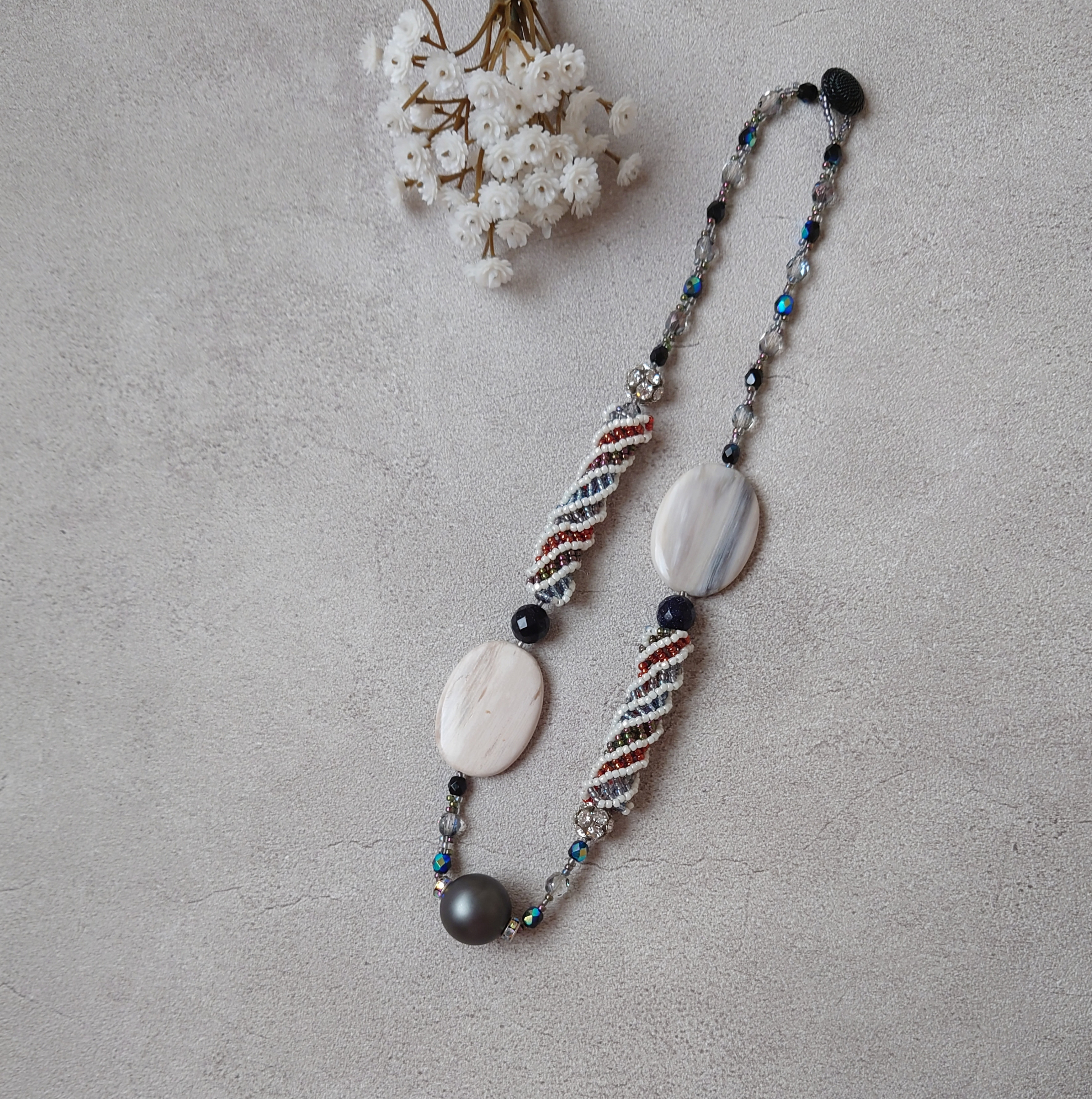 アシンメトリーホワイトネックレス