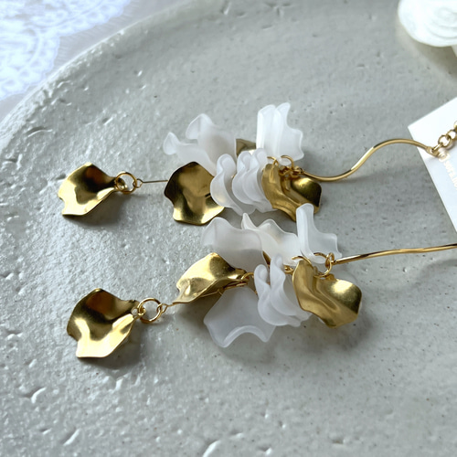 真鍮＊ヒラヒラ花びらの揺れるピアス/イヤリング《wave》クリア