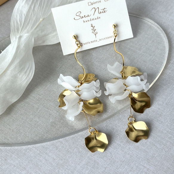 真鍮＊ヒラヒラ花びらの揺れるピアス/イヤリング《wave》クリア