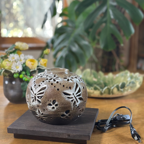 まるで別世界✨蝶と花の光が映るアロマポットにもなる癒しのランプ