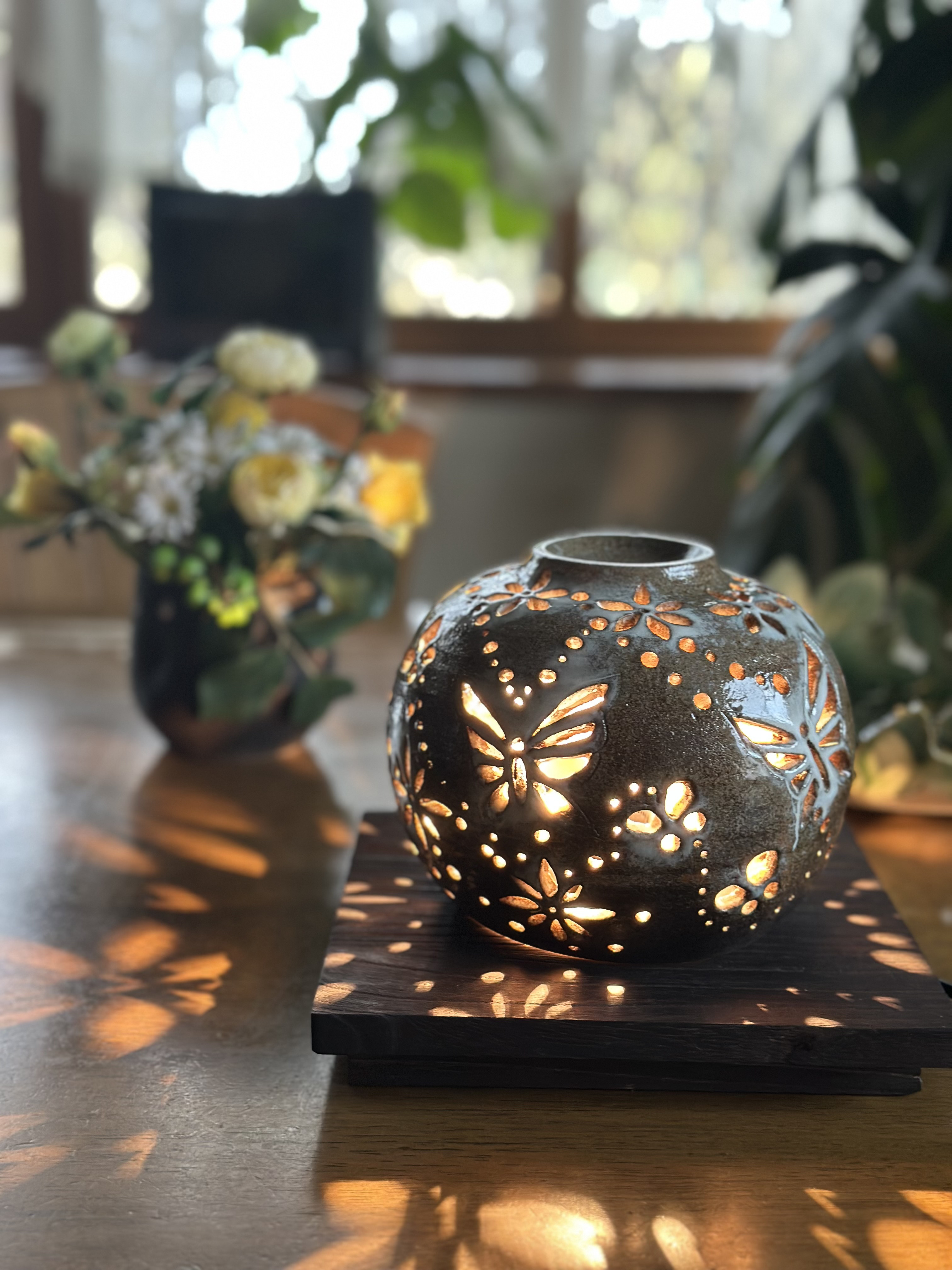 まるで別世界✨蝶と花の光が映るアロマポットにもなる癒しのランプシェード