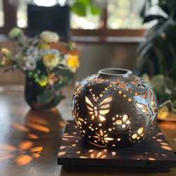 まるで別世界✨蝶と花の光が映るアロマポットにもなる癒しのランプ