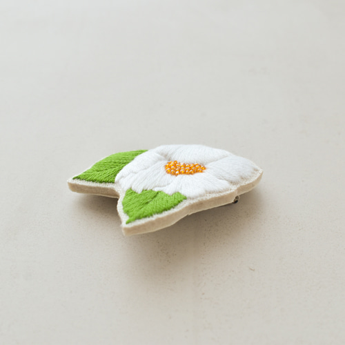 夏椿「ナツツバキ」の刺繍ブローチ（受注生産） ブローチ itotohappa