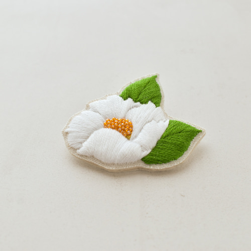 夏椿「ナツツバキ」の刺繍ブローチ（受注生産） ブローチ itotohappa