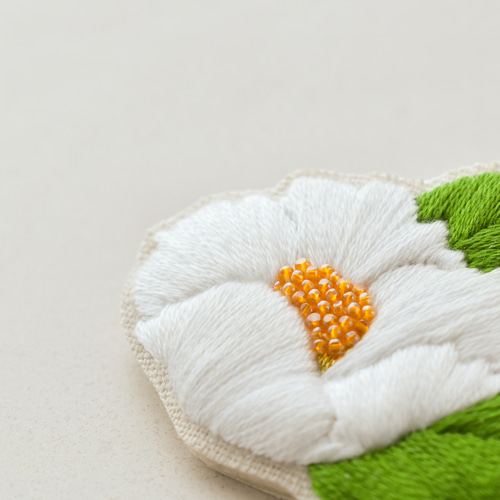 ハンドメイド刺繍ブローチ　714  コガラと夏椿 夏椿「ナツツバキ」の刺繍ブローチ（受注生産） ブローチ itotohappa