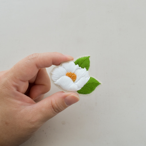 夏椿「ナツツバキ」の刺繍ブローチ（受注生産） ブローチ itotohappa
