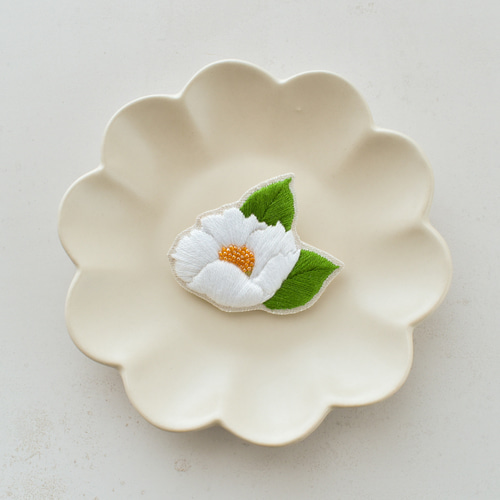 夏椿「ナツツバキ」の刺繍ブローチ（受注生産） ブローチ itotohappa