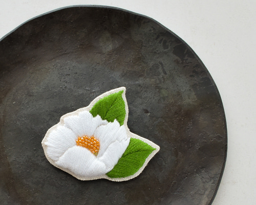 ハンドメイド刺繍ブローチ　714  コガラと夏椿 fd1a3b6b8d5e664217c0177f0924fb