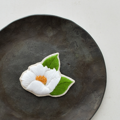 夏椿「ナツツバキ」の刺繍ブローチ（受注生産） ブローチ itotohappa