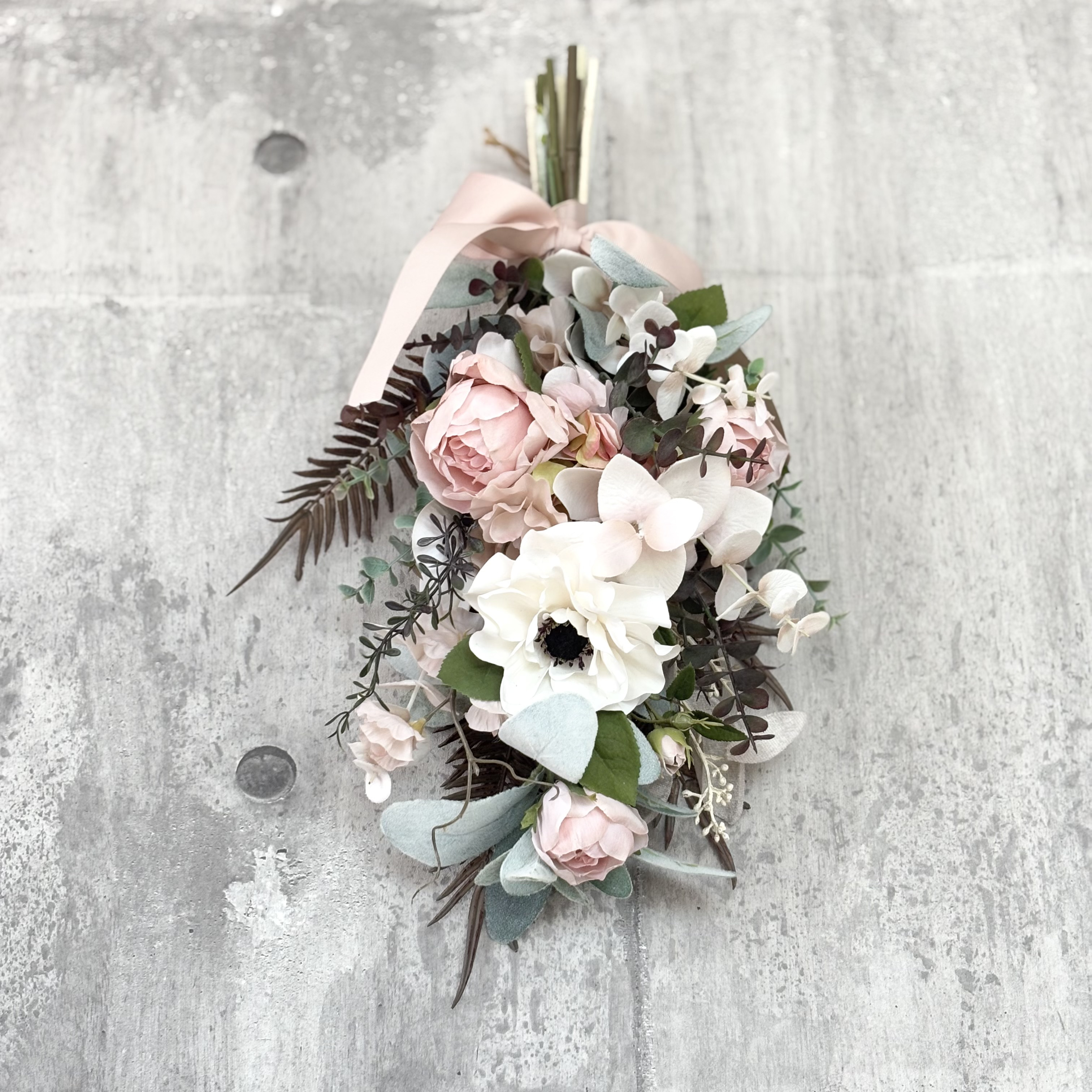 ふんわりグラデーションが美しいスワッグ　大人のピンクをお探しの方　造花スワッグ　スイートピーのベージュピンクのスワッグ