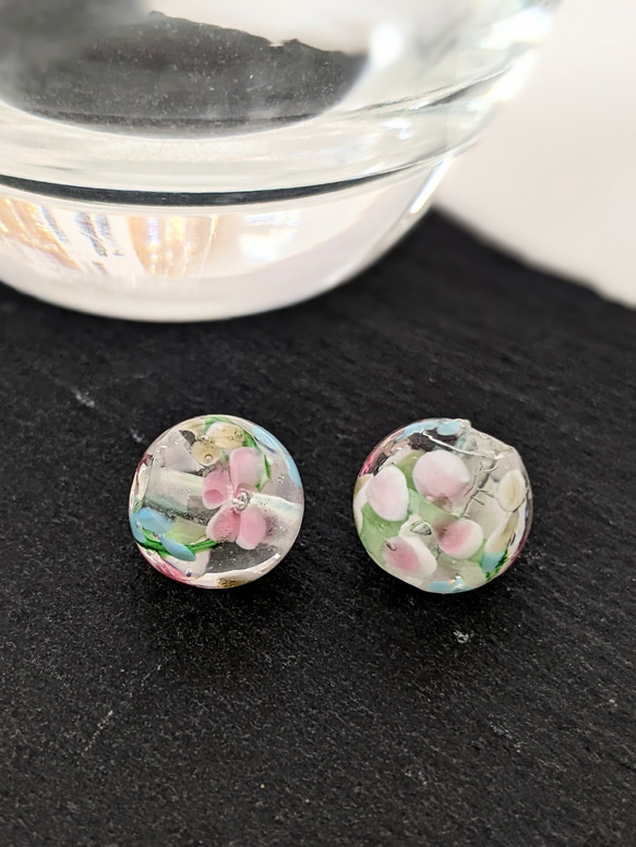 手作り ガラス玉 クリア 12㍉ 2個 とんぼ玉 貫通穴 フラワー ビーズ パーツ 2枚目の画像