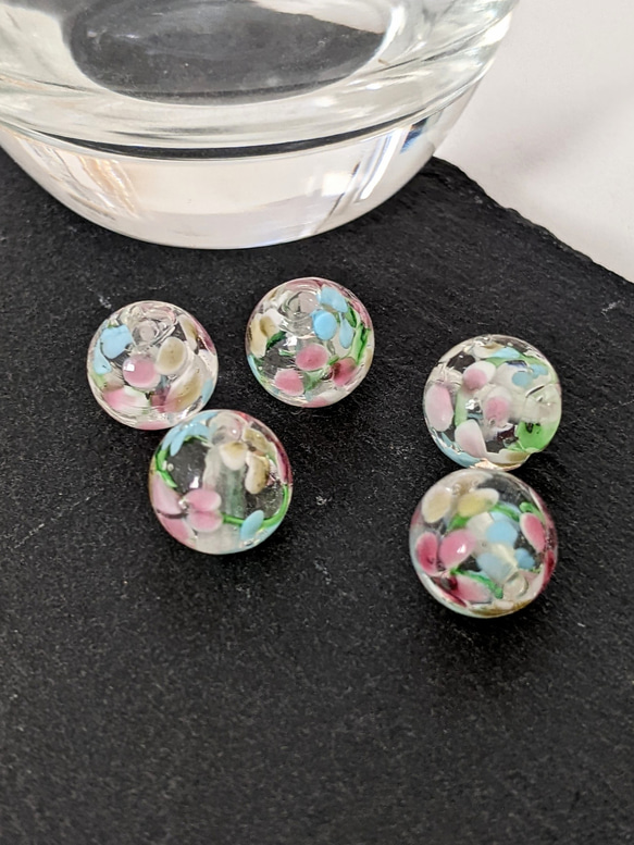 手作り ガラス玉 クリア 12㍉ 2個 とんぼ玉 貫通穴 フラワー ビーズ パーツ 1枚目の画像