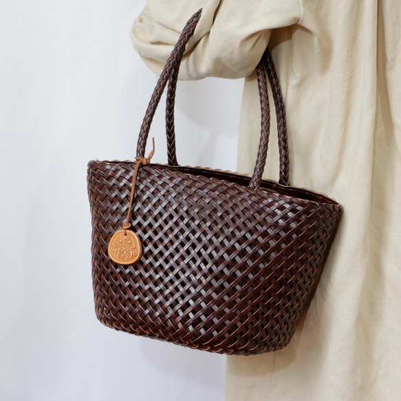 レトロな本革ハンドバッグカゴバッグ　手編み巾着大容量通勤バッグ　コーヒー色 8枚目の画像