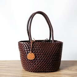 レトロな本革ハンドバッグカゴバッグ　手編み巾着大容量通勤バッグ　コーヒー色 1枚目の画像