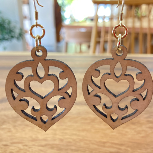 軽い、木のピアス 「ハート」ハンドメイド ウッドピアス ピアス  
