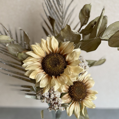 シックベージュひまわりブーケ アートフラワー atelier.hannari シックベージュひまわりブーケ アートフラワー atelier.hannari