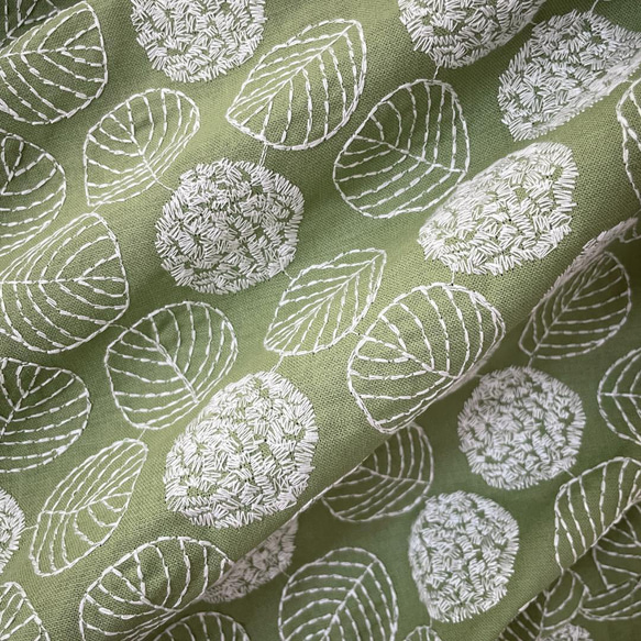 s14-g▽コットンリネン刺しゅう生地▽リーフ柄 白葉 グリーン 薄手