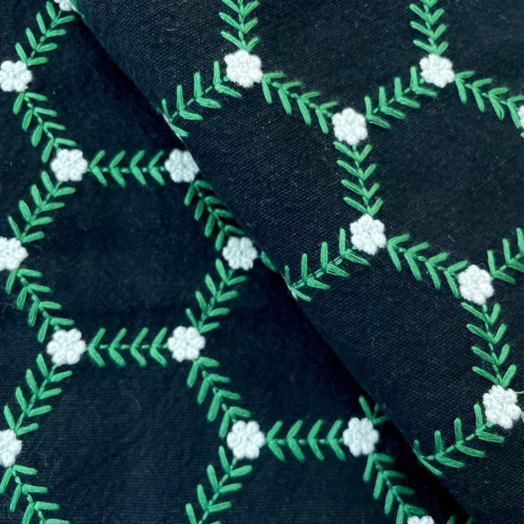 s15-k▽コットンリネン刺繍生地▽六角花柄 高級感 ブラック 黒地 幾何
