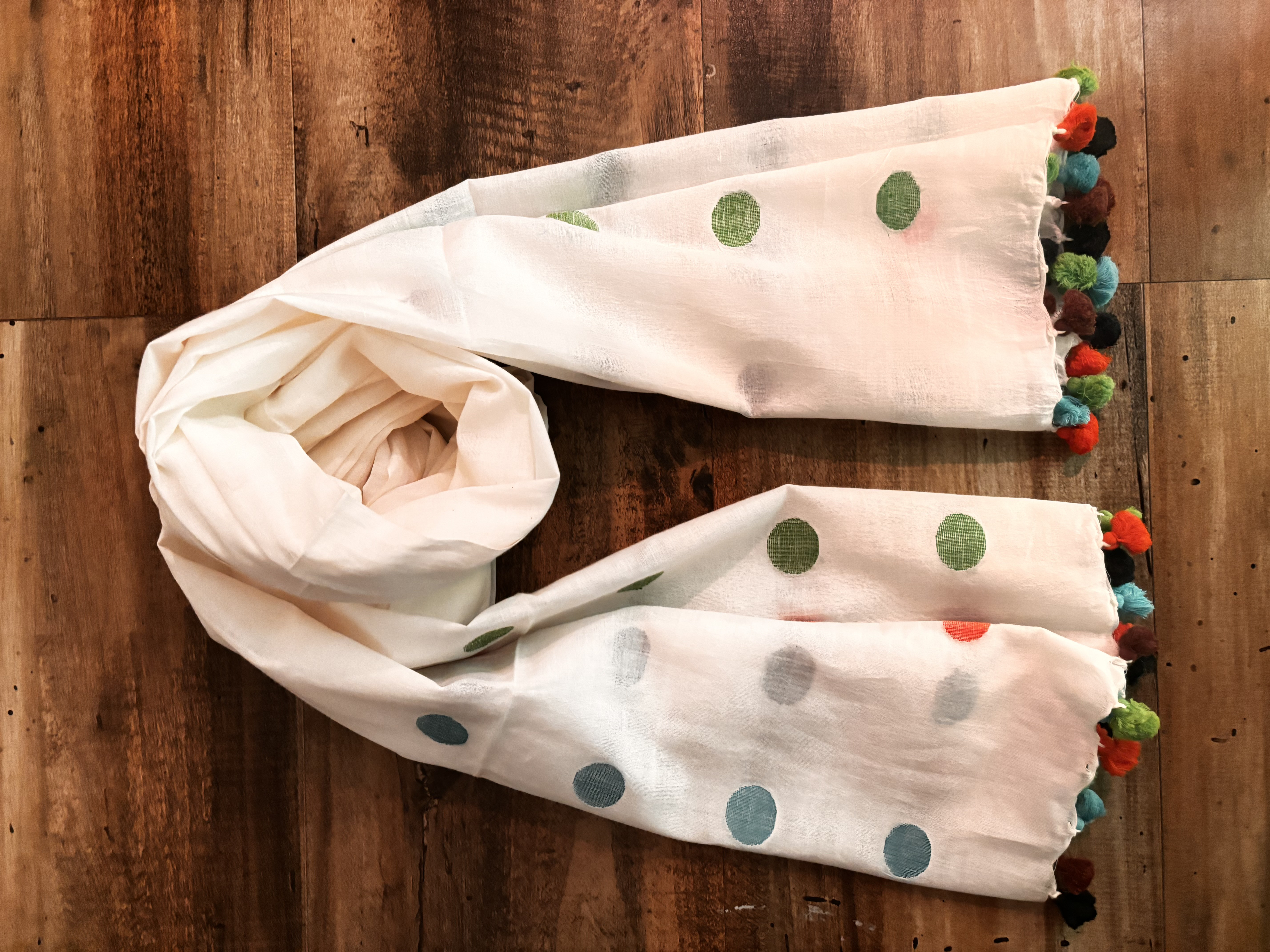 100％綿ストール、ジャムダニ織り、ポンポン付き