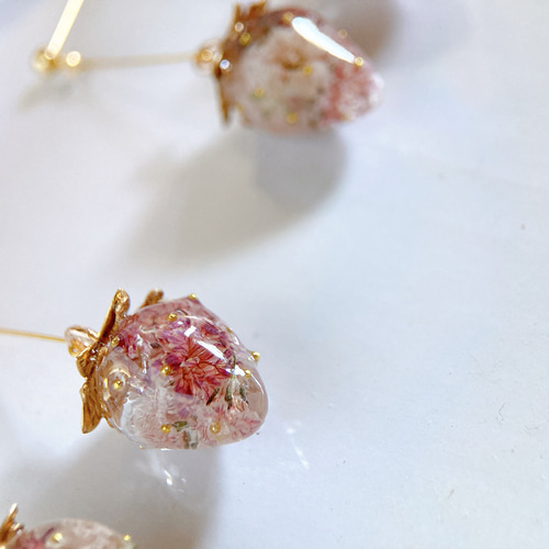 ピアス イヤリング レジン いちご イチゴ 苺 シンプル 華奢