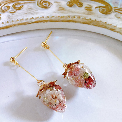大人気！ いちご ピアス 🍓イヤリングの通販 by MAPLE_K ｜ラクマ