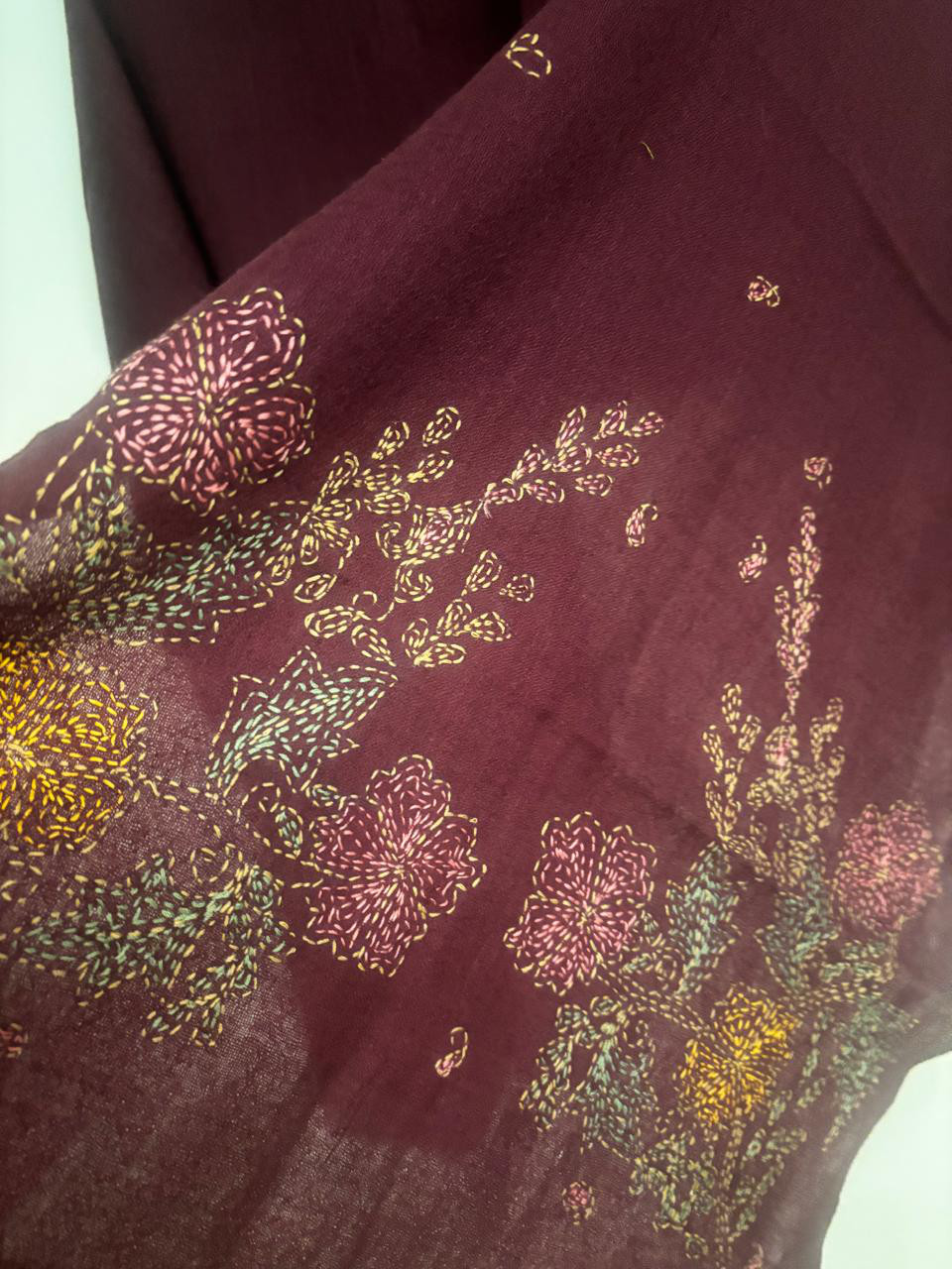 ストール刺し子刺繍100％ウール、カンタ刺繍（Kantha）ストール マルーン色