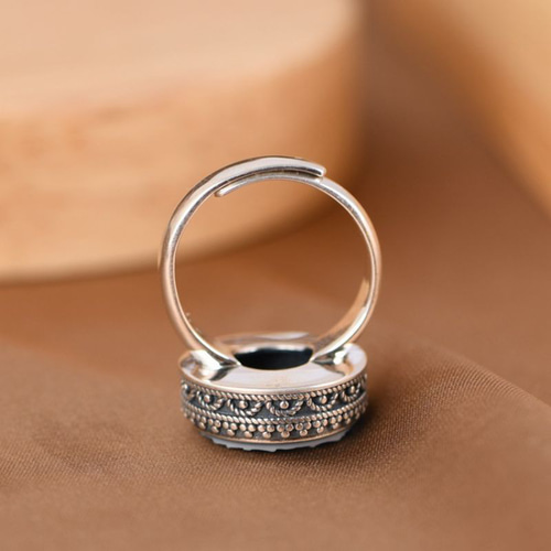 女神のカメオリング - クラシカルでありながらモダンなアクセサリー